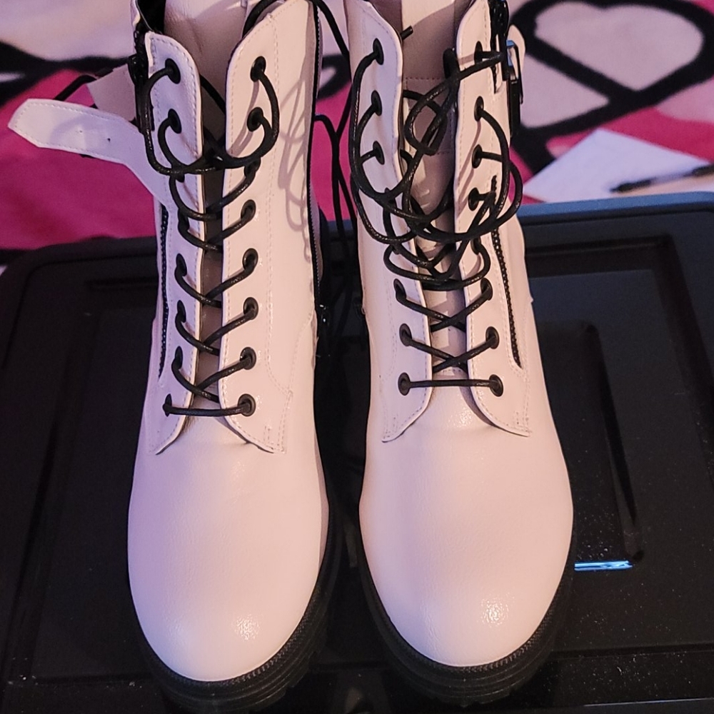 Rogue Black/ White Boots  👢😍